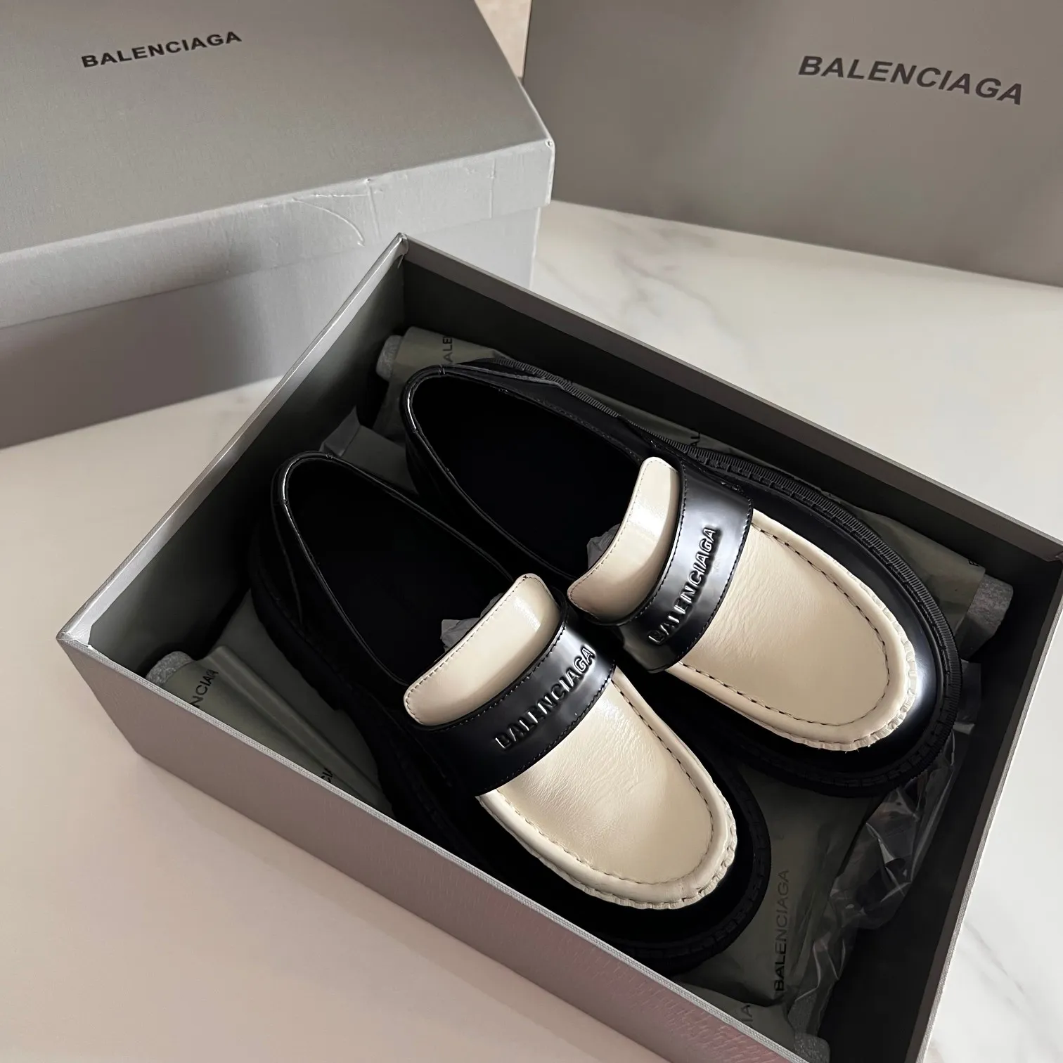 👟👟Ex-factory price 600👟👟 BALENCIAGA# Balenciaga's new big-toe derby shoes TRACTOR big-toe derby shoes loafers👞 Original medium-gloss open-edge beaded cowhide. Restrained and stylish. Matched with the brand logo on the shoe cover. The rhythm of closing your eyes. The lining and feet are made of black silk cowhide. The texture is soft and delicate. The gear-shaped rubber outsole is 5cm higher. Size: 35-40 (customization of 40 pieces is not returnable)